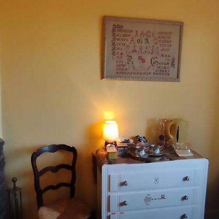 Une Chambre En Ville Донфрон Экстерьер фото