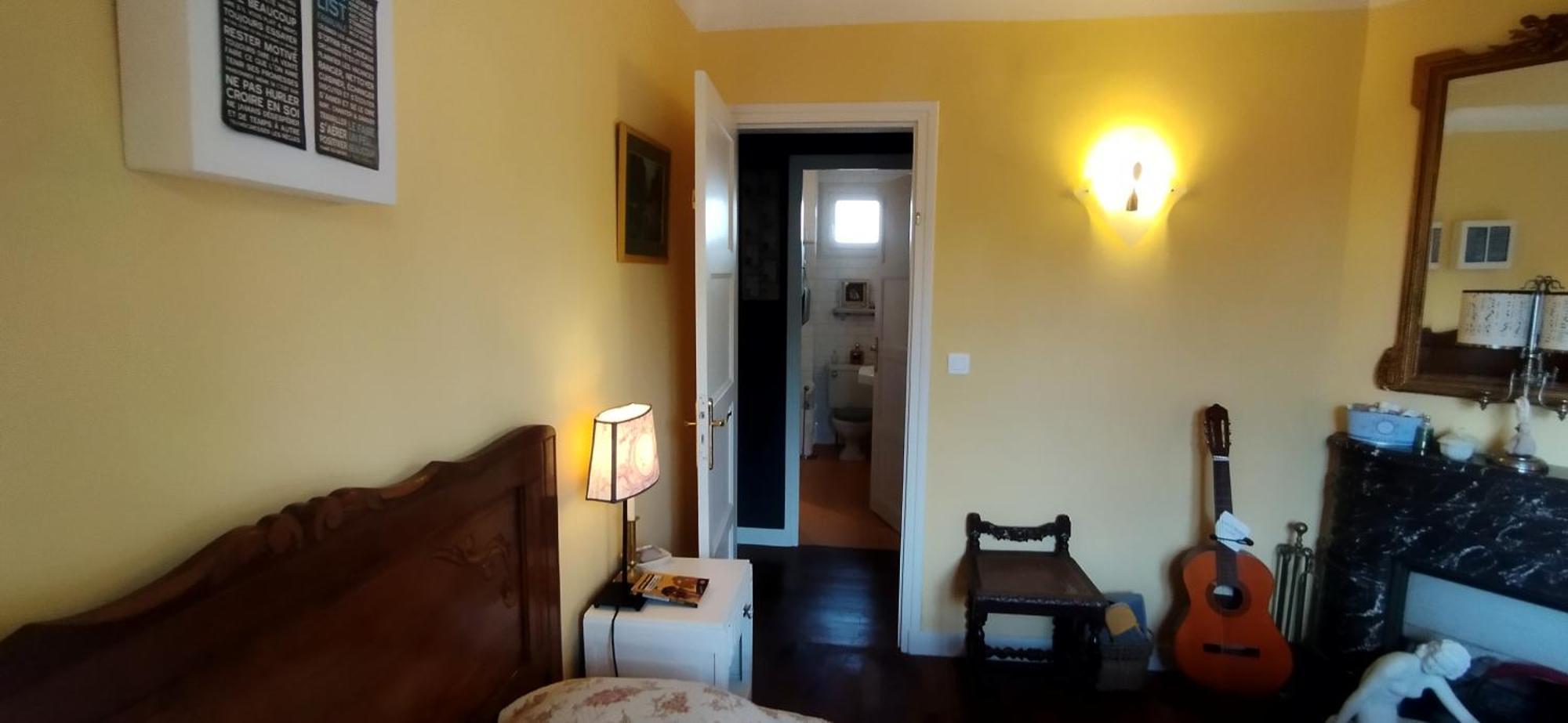 Une Chambre En Ville Донфрон Экстерьер фото
