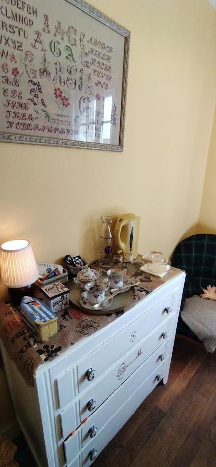 Une Chambre En Ville Донфрон Экстерьер фото