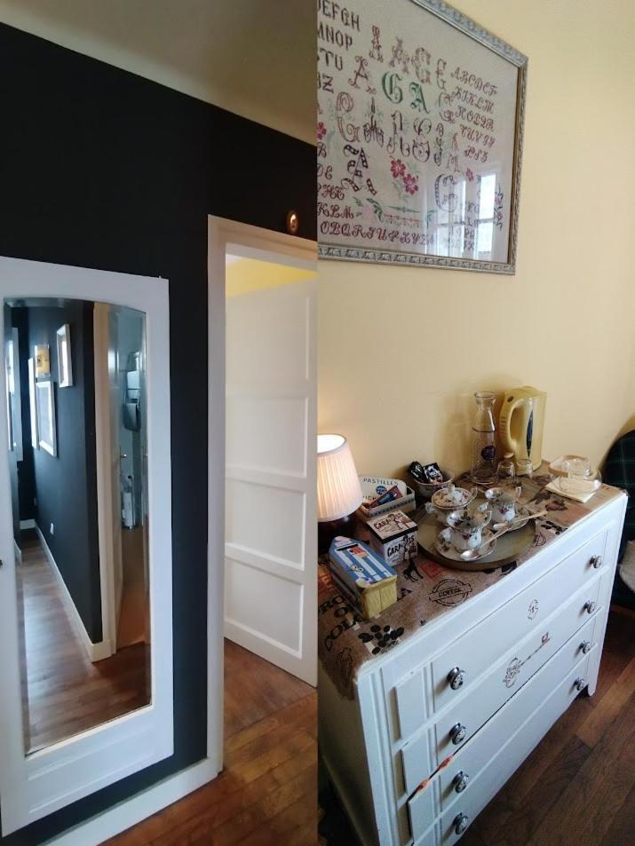 Une Chambre En Ville Донфрон Экстерьер фото